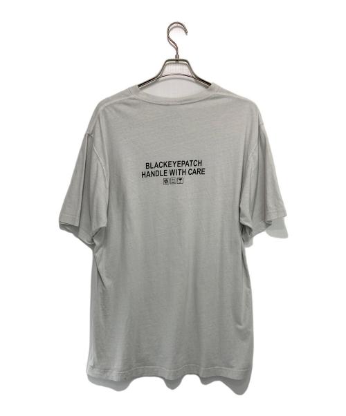 THE BLACK EYE PATCH（ブラックアイパッチ）THE BLACK EYE PATCH (ブラックアイパッチ) 取扱注意ロゴプリントクルーネックTシャツ ホワイト サイズ:XLの古着・服飾アイテム