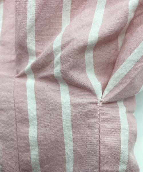 TSURU by MARIKO OIKAWA（ツルバイマリコオイカワ）Tsuru by Mariko Oikawa (ツルバイマリコオイカワ) Vネック ストライプブラウス ピンク サイズ:Fの古着・服飾アイテム