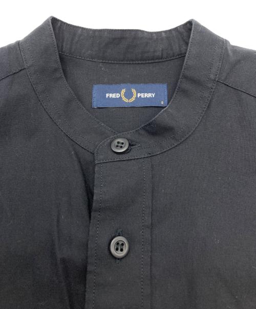 FRED PERRY（フレッドペリー）FRED PERRY (フレッドペリー) バンドカラーロゴ刺繍シャツ ブラック サイズ:Sの古着・服飾アイテム