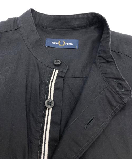 FRED PERRY（フレッドペリー）FRED PERRY (フレッドペリー) バンドカラーロゴ刺繍シャツ ブラック サイズ:Sの古着・服飾アイテム