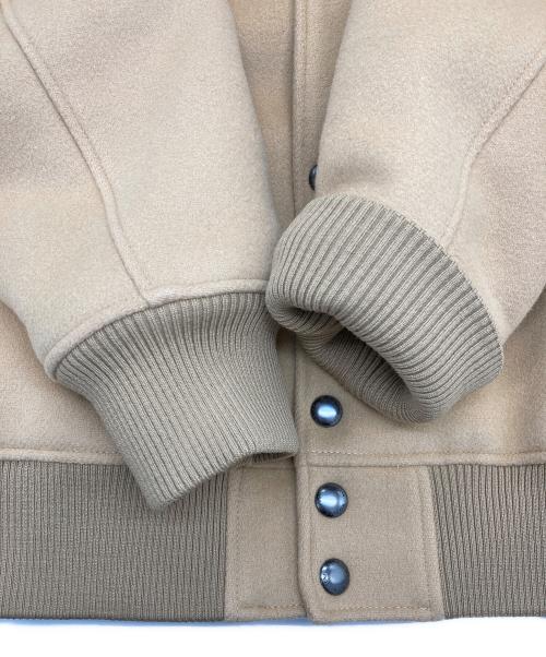 maison kitsune（メゾンキツネ）MAISON KITSUNE (メゾンキツネ) メルトン ウール ロゴスタジャン ベージュ サイズ:Mの古着・服飾アイテム