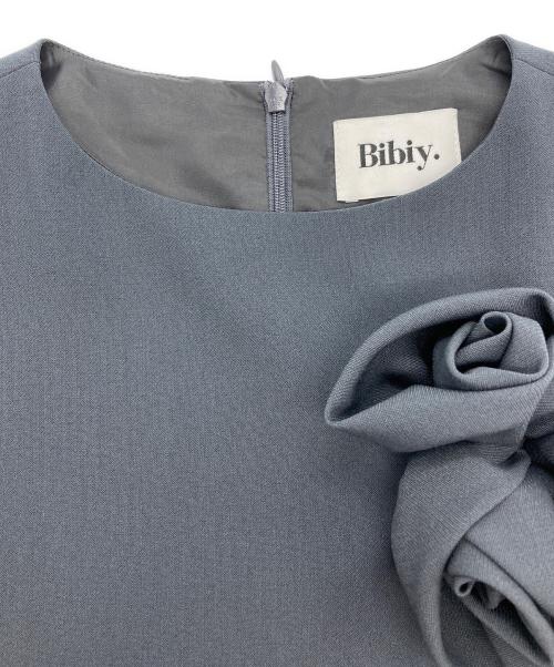 Bibiy.（ビビィ）Bibiy. (ビビィ) ステファニーフラワーコサージュトップス/ノースリーブブラウス グレー サイズ:Fの古着・服飾アイテム