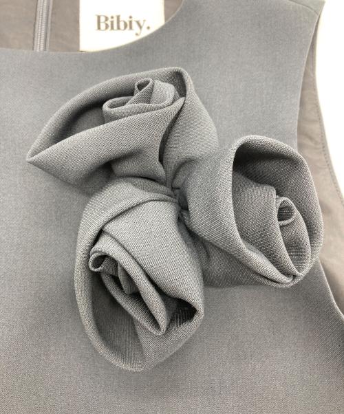 Bibiy.（ビビィ）Bibiy. (ビビィ) ステファニーフラワーコサージュトップス/ノースリーブブラウス グレー サイズ:Fの古着・服飾アイテム