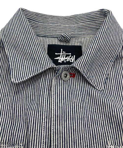 stussy（ステューシー）stussy (ステューシー) 両面刺繍 ヒッコリーストライプ カバーオール ネイビー×ホワイト サイズ:Mの古着・服飾アイテム