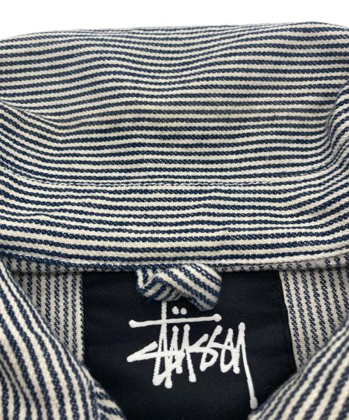 stussy（ステューシー）stussy (ステューシー) 両面刺繍 ヒッコリーストライプ カバーオール ネイビー×ホワイト サイズ:Mの古着・服飾アイテム