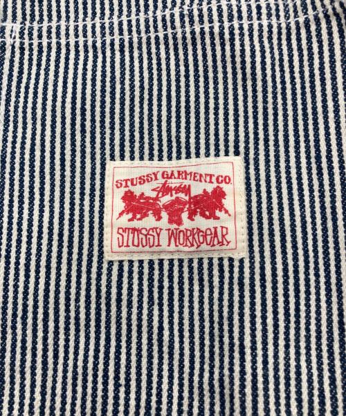 stussy（ステューシー）stussy (ステューシー) 両面刺繍 ヒッコリーストライプ カバーオール ネイビー×ホワイト サイズ:Mの古着・服飾アイテム