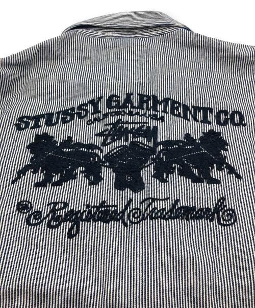 stussy（ステューシー）stussy (ステューシー) 両面刺繍 ヒッコリーストライプ カバーオール ネイビー×ホワイト サイズ:Mの古着・服飾アイテム