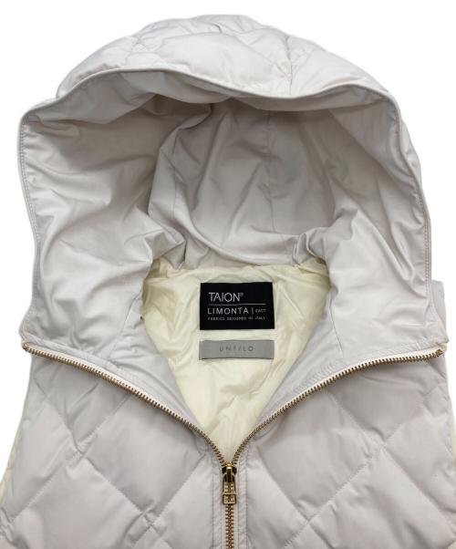 UNFILO（アンフィーロ）UNFILO (アンフィーロ) TAION (タイオン) フード付きキルティングジレ ホワイト サイズ:-の古着・服飾アイテム
