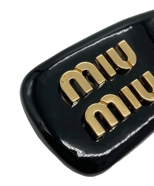 MIU MIU（ミュウミュウ）MIU MIU (ミュウミュウ) パテントレザー ヘアクリップ/バレッタ ブラックの古着・服飾アイテム