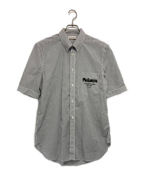 ALEXANDER McQUEEN（アレキサンダーマックイーン）ALEXANDER McQUEEN (アレキサンダーマックイーン) ロゴ入りストライプシャツ ブラック×ホワイト サイズ:15+（170/88A）の古着・服飾アイテム