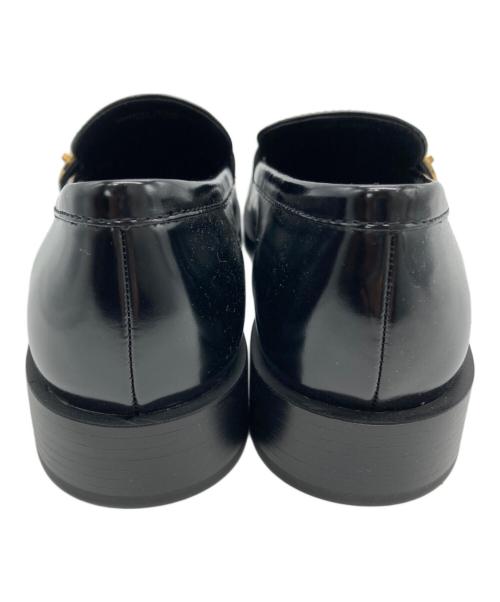 CHARLES & KEITH（チャールズアンドキース）CHARLES & KEITH (チャールズ＆キース) メタリックバックル ストラップローファー ブラック サイズ:38の古着・服飾アイテム