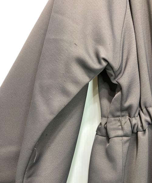 PUBLIC TOKYO（パブリックトウキョウ）PUBLIC TOKYO (パブリックトウキョウ) ギャザーノーカラーコート グレー サイズ:FREEの古着・服飾アイテム