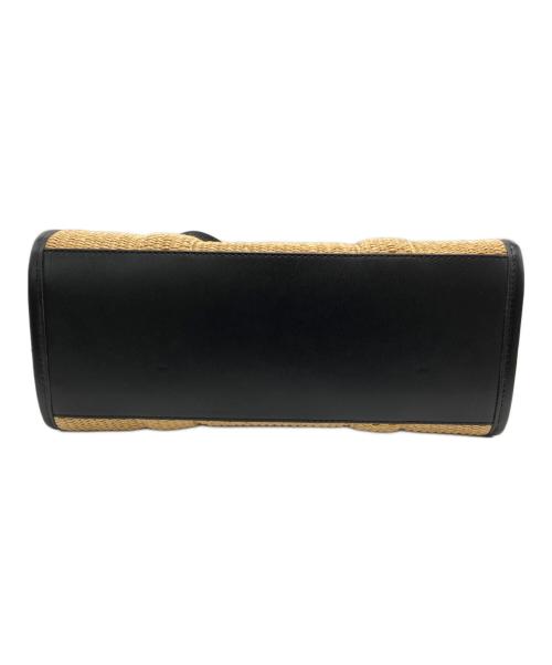 MARC JACOBS（マークジェイコブズ）MARC JACOBS (マークジェイコブス) Woven The Medium Tote_Natural/ザ ウーブン トート バッグ ミディアム ブラック×ベージュ 未使用品の古着・服飾アイテム