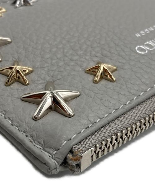 JIMMY CHOO（ジミーチュウ）JIMMY CHOO (ジミーチュウ) NANCY UUF MOONSTONE MIX/スタースタッズコインケース グレーの古着・服飾アイテム