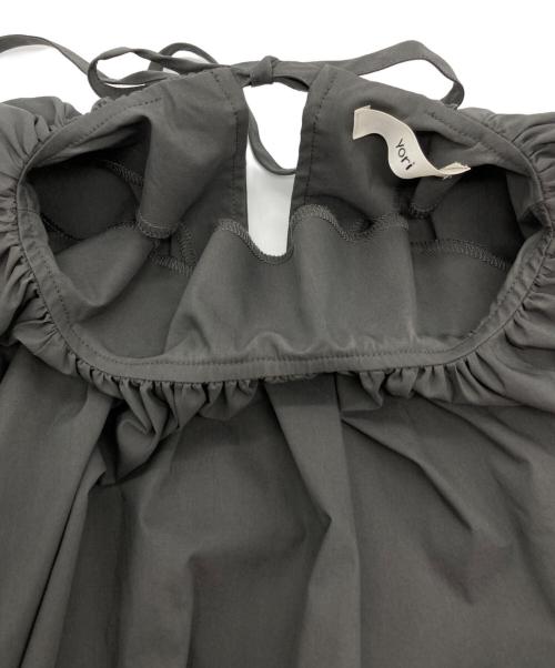 YORI（ヨリ）yori (ヨリ) バックリボンギャザーワンピース グレー サイズ:Fの古着・服飾アイテム