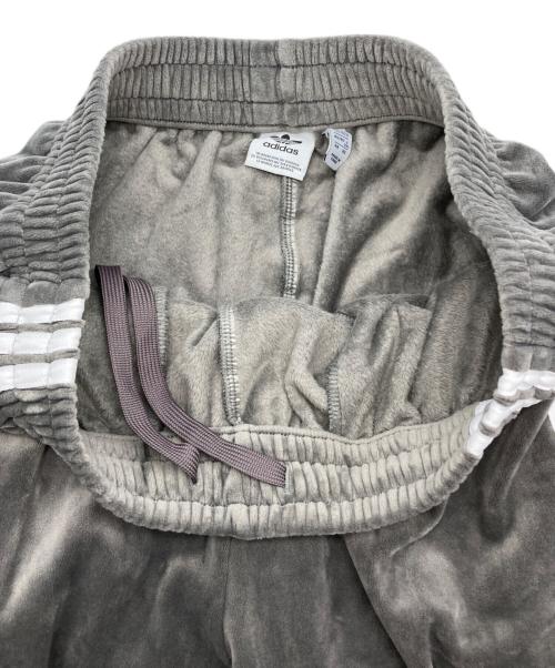 adidas（アディダス）adidas (アディダス) ベルベット ルーズ トラックパンツ グレー サイズ:2XLの古着・服飾アイテム