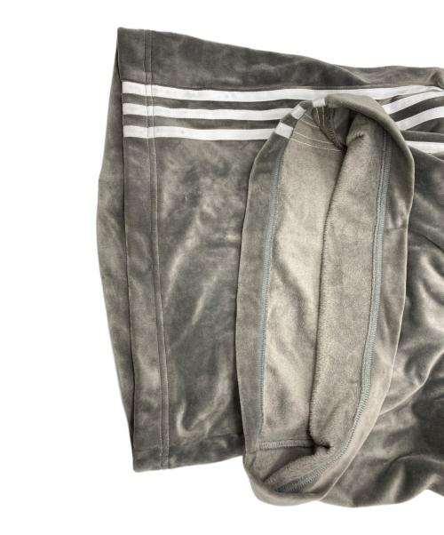 adidas（アディダス）adidas (アディダス) ベルベット ルーズ トラックパンツ グレー サイズ:2XLの古着・服飾アイテム