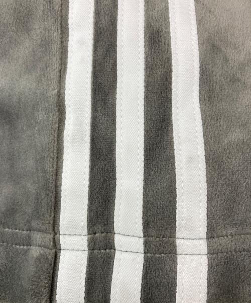 adidas（アディダス）adidas (アディダス) ベルベット ルーズ トラックパンツ グレー サイズ:2XLの古着・服飾アイテム