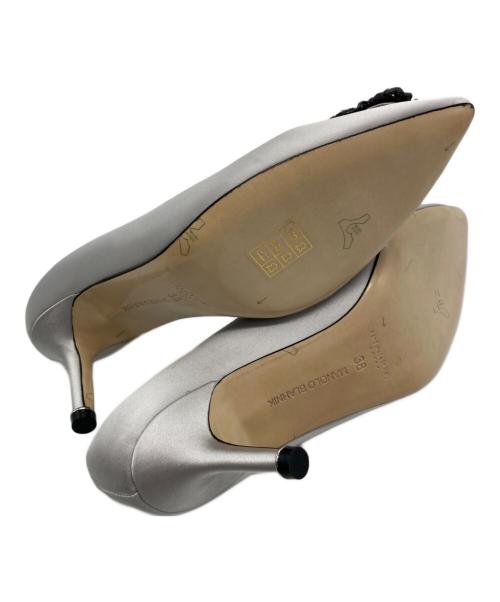 Manolo Blahnik（マノロブラニク）Manolo Blahnik (マノロブラニク) 【HANGISI】サテンヒールパンプス シルバー サイズ:38の古着・服飾アイテム