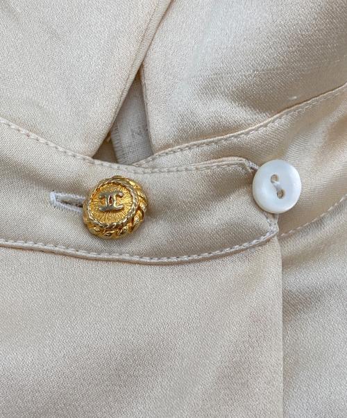 CHANEL（シャネル）CHANEL (シャネル) ［OLD］ココマーク金釦 サテン長袖シャツ ベージュ サイズ:印字スレにより不明の古着・服飾アイテム