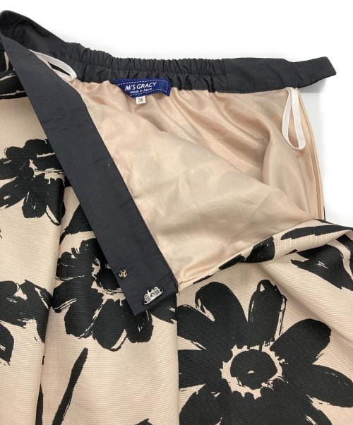 M'S GRACY（エムズグレイシー）M'S GRACY (エムズグレイシー) ビッグフラワースカート ベージュ×ブラック サイズ:36の古着・服飾アイテム