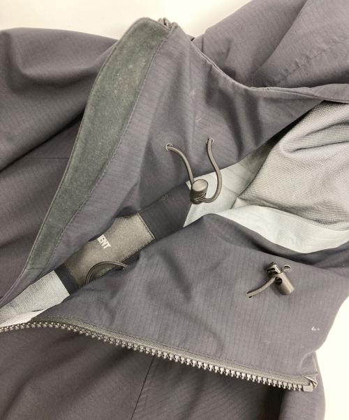 ATTACHMENT（アタッチメント）ATTACHMENT (アタッチメント) 透湿防水3レイヤナイロンリップ フーデッドブルゾン ブラック サイズ:1の古着・服飾アイテム