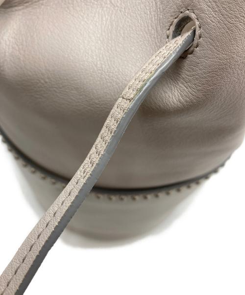 J&M DAVIDSON（ジェイ＆エム デヴィッドソン）J&M DAVIDSON (ジェイ＆エム デヴィッドソン) MINI DAISY /ミニ デイジー ハンドバッグ ベージュの古着・服飾アイテム