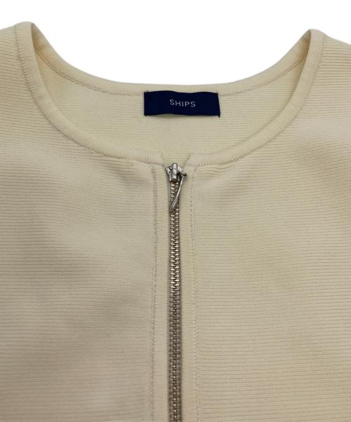 SHIPS（シップス）SHIPS (シップス) フロント ジップ フリル デザイン ペプラム ジレ アイボリー サイズ:one-sizeの古着・服飾アイテム