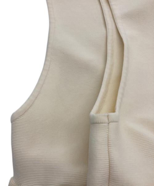 SHIPS（シップス）SHIPS (シップス) フロント ジップ フリル デザイン ペプラム ジレ アイボリー サイズ:one-sizeの古着・服飾アイテム