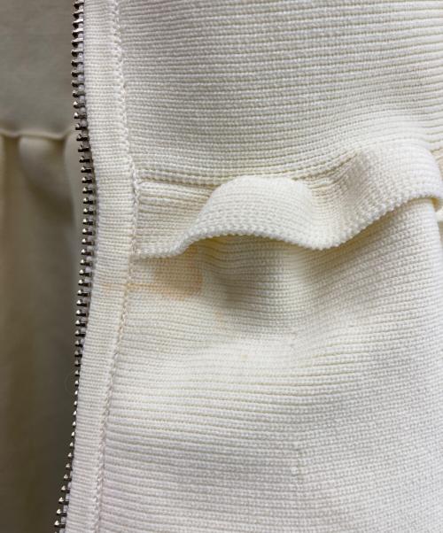 SHIPS（シップス）SHIPS (シップス) フロント ジップ フリル デザイン ペプラム ジレ アイボリー サイズ:one-sizeの古着・服飾アイテム