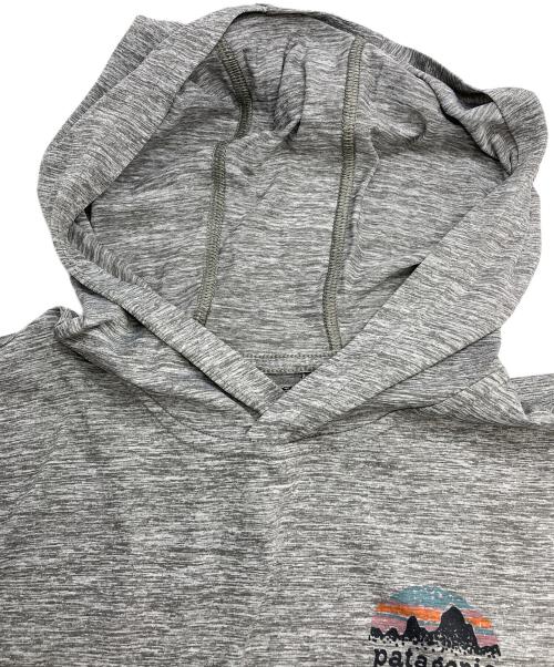 Patagonia（パタゴニア）Patagonia (パタゴニア) キャプリーングラフィックフーディ グレー サイズ:XSの古着・服飾アイテム