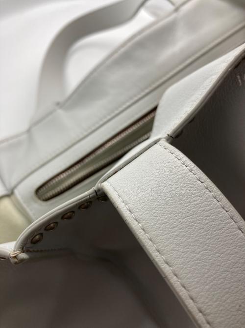 J&M DAVIDSON（ジェイ＆エム デヴィッドソン）J&M DAVIDSON (ジェイ＆エム デヴィッドソン) スタッズトートバッグ グレーの古着・服飾アイテム