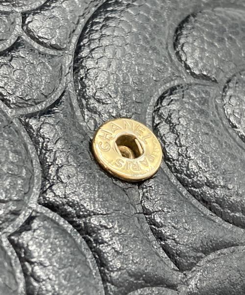 CHANEL（シャネル）CHANEL (シャネル) カメリア キャビアスキン3つ折り財布 ブラックの古着・服飾アイテム