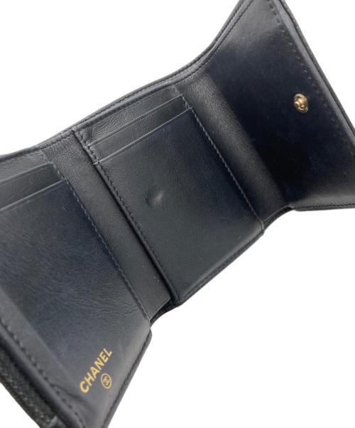 CHANEL（シャネル）CHANEL (シャネル) カメリア キャビアスキン3つ折り財布 ブラックの古着・服飾アイテム