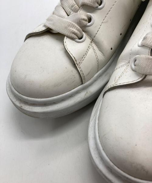 ALEXANDER McQUEEN（アレキサンダーマックイーン）ALEXANDER McQUEEN (アレキサンダーマックイーン) オーバーサイズドスニーカー ホワイト サイズ:43.5の古着・服飾アイテム