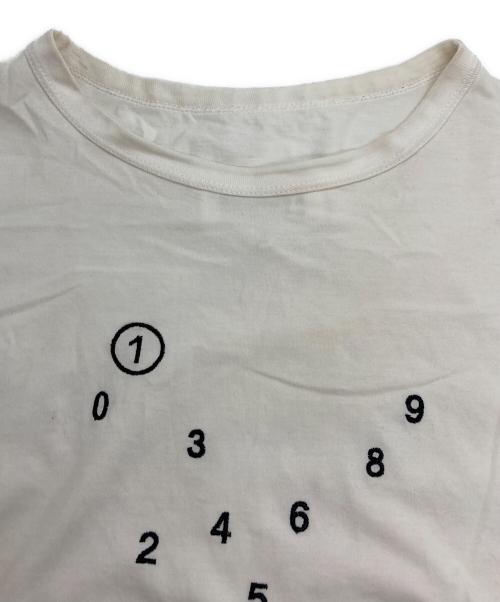 Maison Margiela（メゾンマルジェラ）Maison Margiela (メゾンマルジェラ) カレンダーグラフィック ロゴTシャツ ホワイト サイズ:Mの古着・服飾アイテム