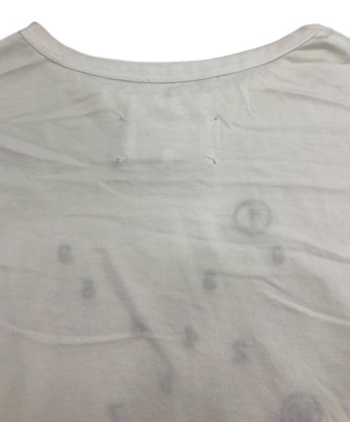 Maison Margiela（メゾンマルジェラ）Maison Margiela (メゾンマルジェラ) カレンダーグラフィック ロゴTシャツ ホワイト サイズ:Mの古着・服飾アイテム