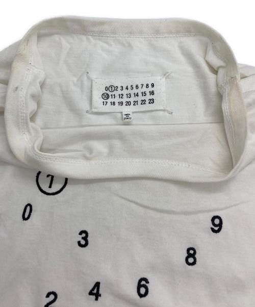 Maison Margiela（メゾンマルジェラ）Maison Margiela (メゾンマルジェラ) カレンダーグラフィック ロゴTシャツ ホワイト サイズ:Mの古着・服飾アイテム