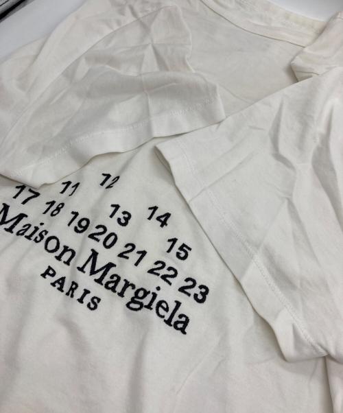 Maison Margiela（メゾンマルジェラ）Maison Margiela (メゾンマルジェラ) カレンダーグラフィック ロゴTシャツ ホワイト サイズ:Mの古着・服飾アイテム