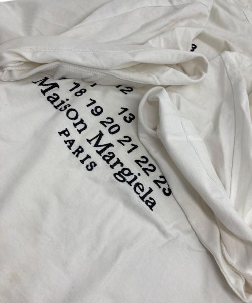 Maison Margiela（メゾンマルジェラ）Maison Margiela (メゾンマルジェラ) カレンダーグラフィック ロゴTシャツ ホワイト サイズ:Mの古着・服飾アイテム