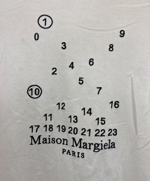 Maison Margiela（メゾンマルジェラ）Maison Margiela (メゾンマルジェラ) カレンダーグラフィック ロゴTシャツ ホワイト サイズ:Mの古着・服飾アイテム