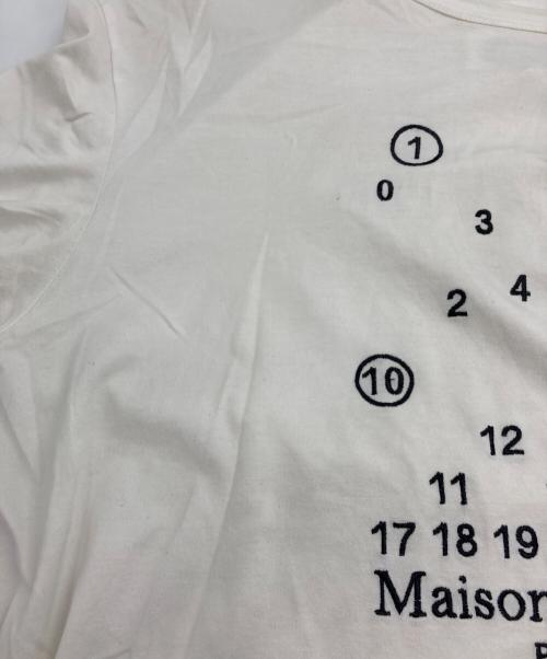 Maison Margiela（メゾンマルジェラ）Maison Margiela (メゾンマルジェラ) カレンダーグラフィック ロゴTシャツ ホワイト サイズ:Mの古着・服飾アイテム
