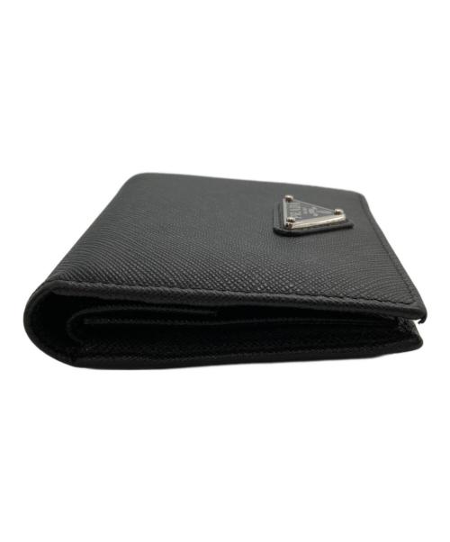 PRADA（プラダ）PRADA (プラダ) サフィアーノトライアングル2つ折り財布 ブラックの古着・服飾アイテム