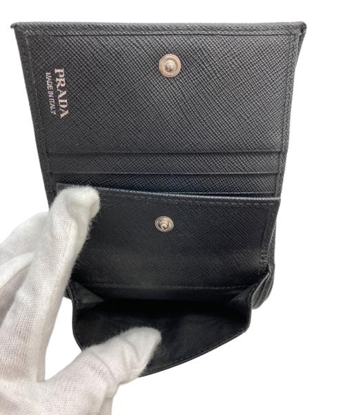 PRADA（プラダ）PRADA (プラダ) サフィアーノトライアングル2つ折り財布 ブラックの古着・服飾アイテム