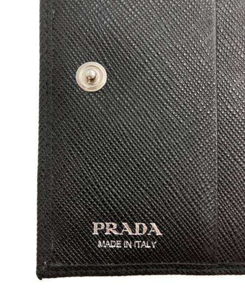 PRADA（プラダ）PRADA (プラダ) サフィアーノトライアングル2つ折り財布 ブラックの古着・服飾アイテム