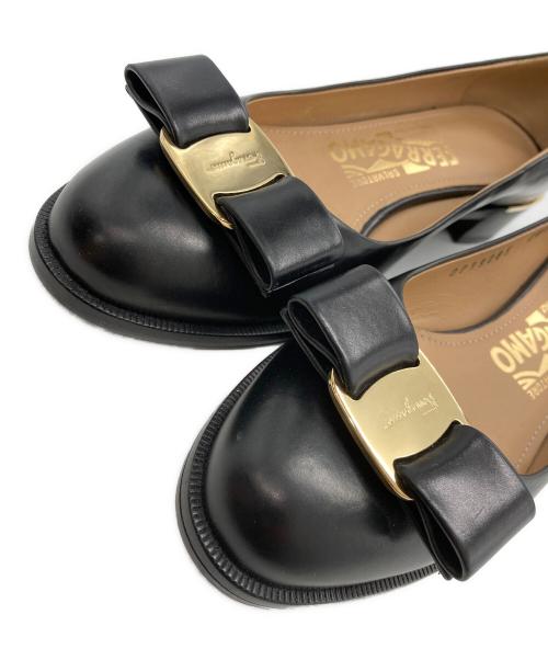 Ferragamo（フェラガモ）Ferragamo (フェラガモ) NERO CALF ヴァラリボン パンプス ブラック サイズ:4½の古着・服飾アイテム