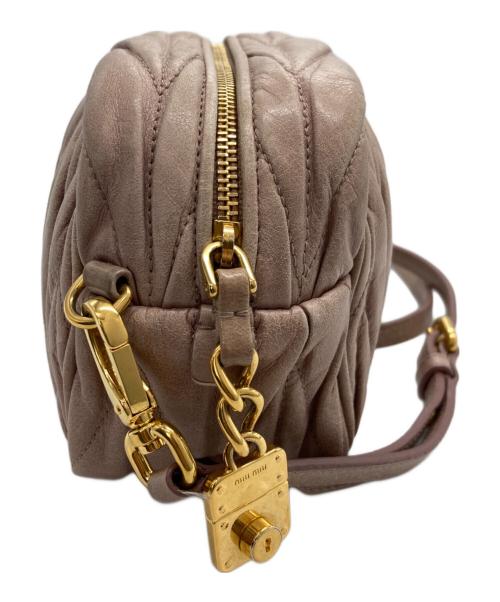 MIU MIU（ミュウミュウ）MIU MIU (ミュウミュウ) マテラッセミニショルダーバッグ ピンクの古着・服飾アイテム