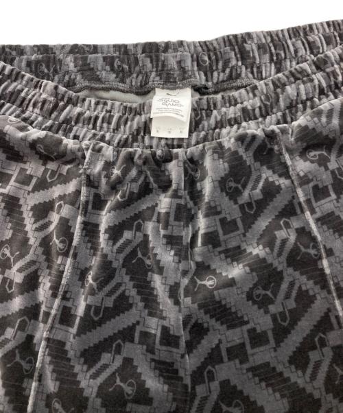 PUMA（プーマ）PUMA (プーマ) SQUID GAME (イカゲーム) コラボベロアトラックパンツ グレー サイズ:XLの古着・服飾アイテム
