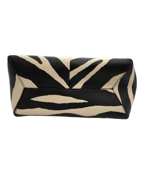 MARC JACOBS（マークジェイコブズ）MARC JACOBS (マークジェイコブズ) ゼブラ柄ハンドバッグ ホワイト×ブラックの古着・服飾アイテム