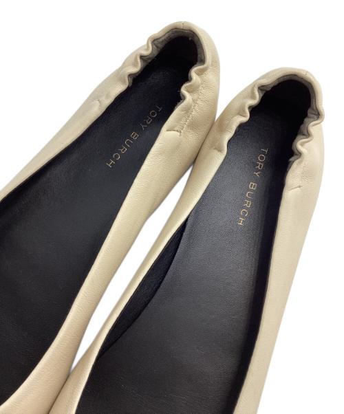 TORY BURCH（トリーバーチ）TORY BURCH (トリーバーチ) クレア キャップトゥ バレエ ベージュ サイズ:7.5の古着・服飾アイテム